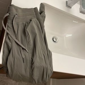 Lululemon like new green joggers